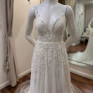 V-Neck Line and Backles Lace Wedding Dress